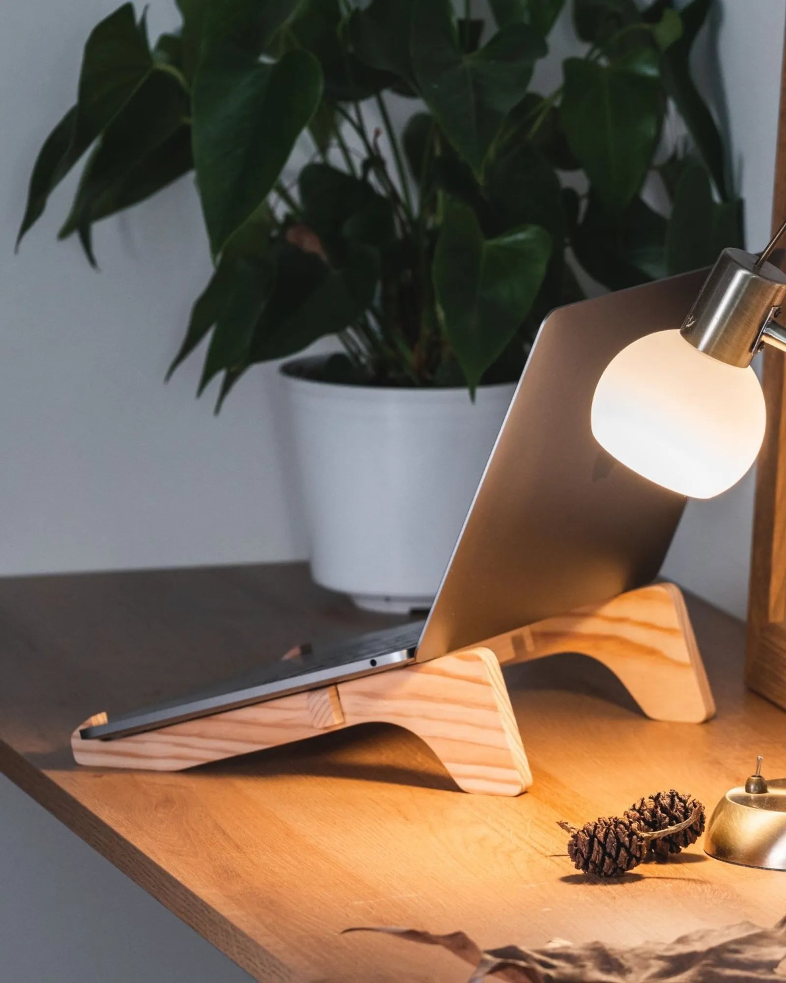 Supporto laptop legno riciclato Altxa da personalizzare