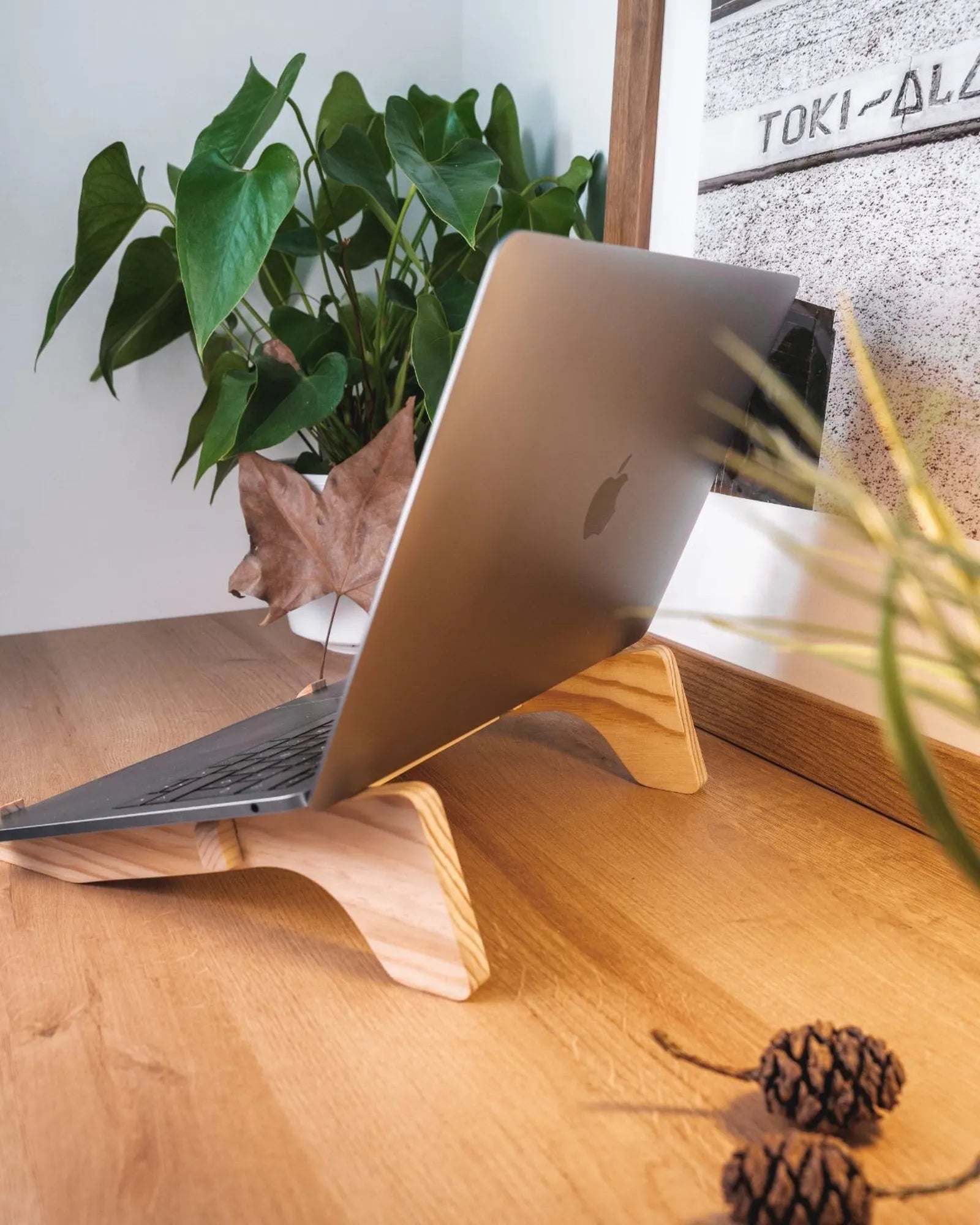 Supporto laptop legno riciclato Altxa da personalizzare